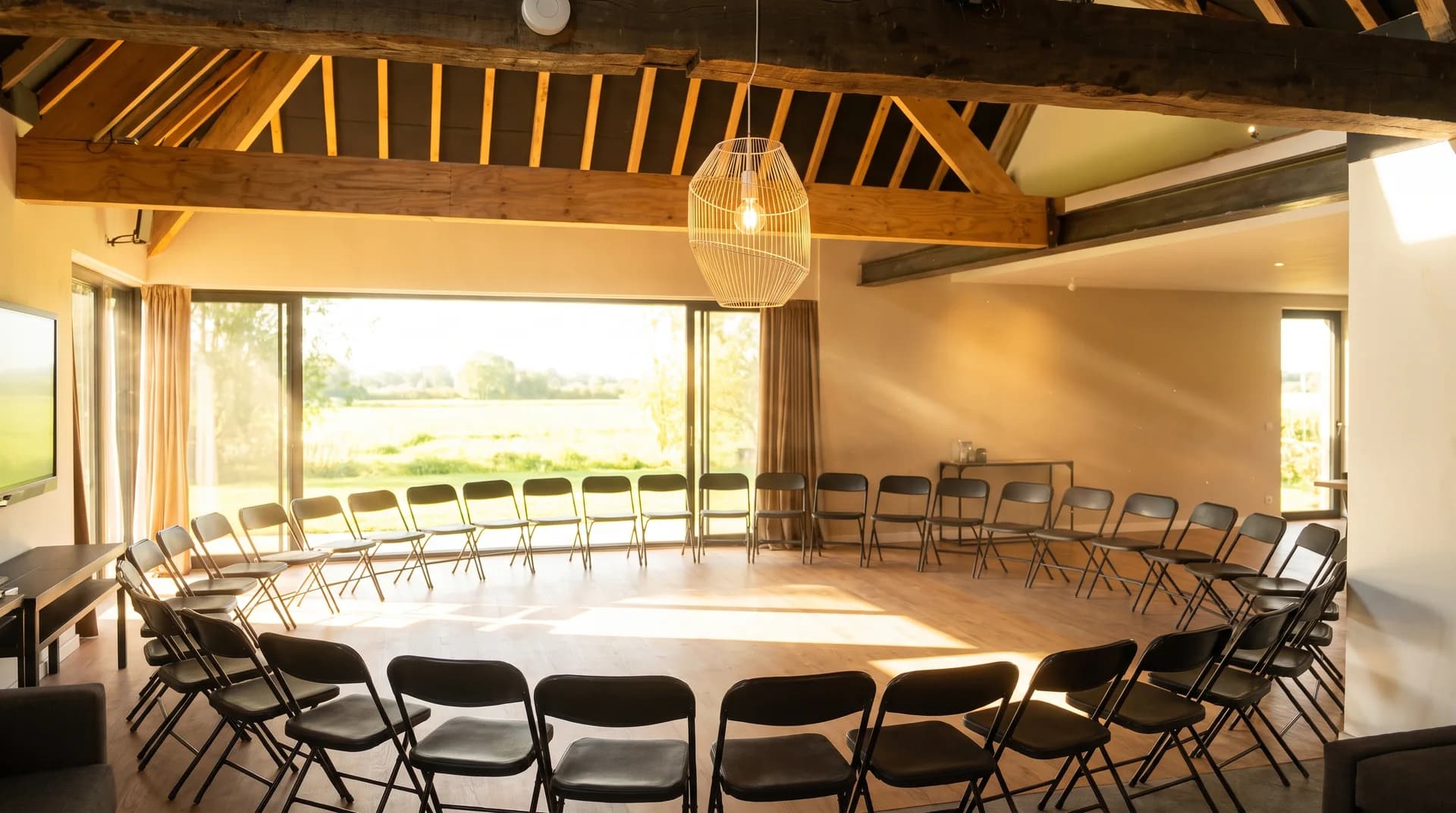 Salle de séminaire avec les chaises disposées en cercle