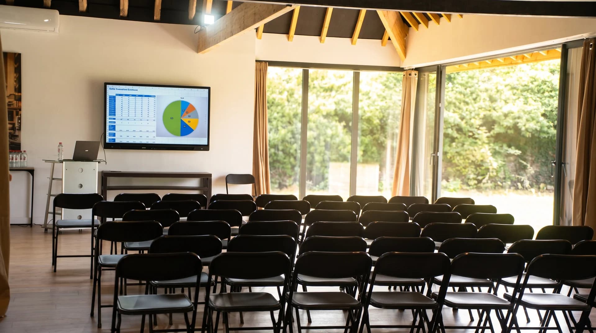 Salle de séminaire avec les chaises disposées en théâtre