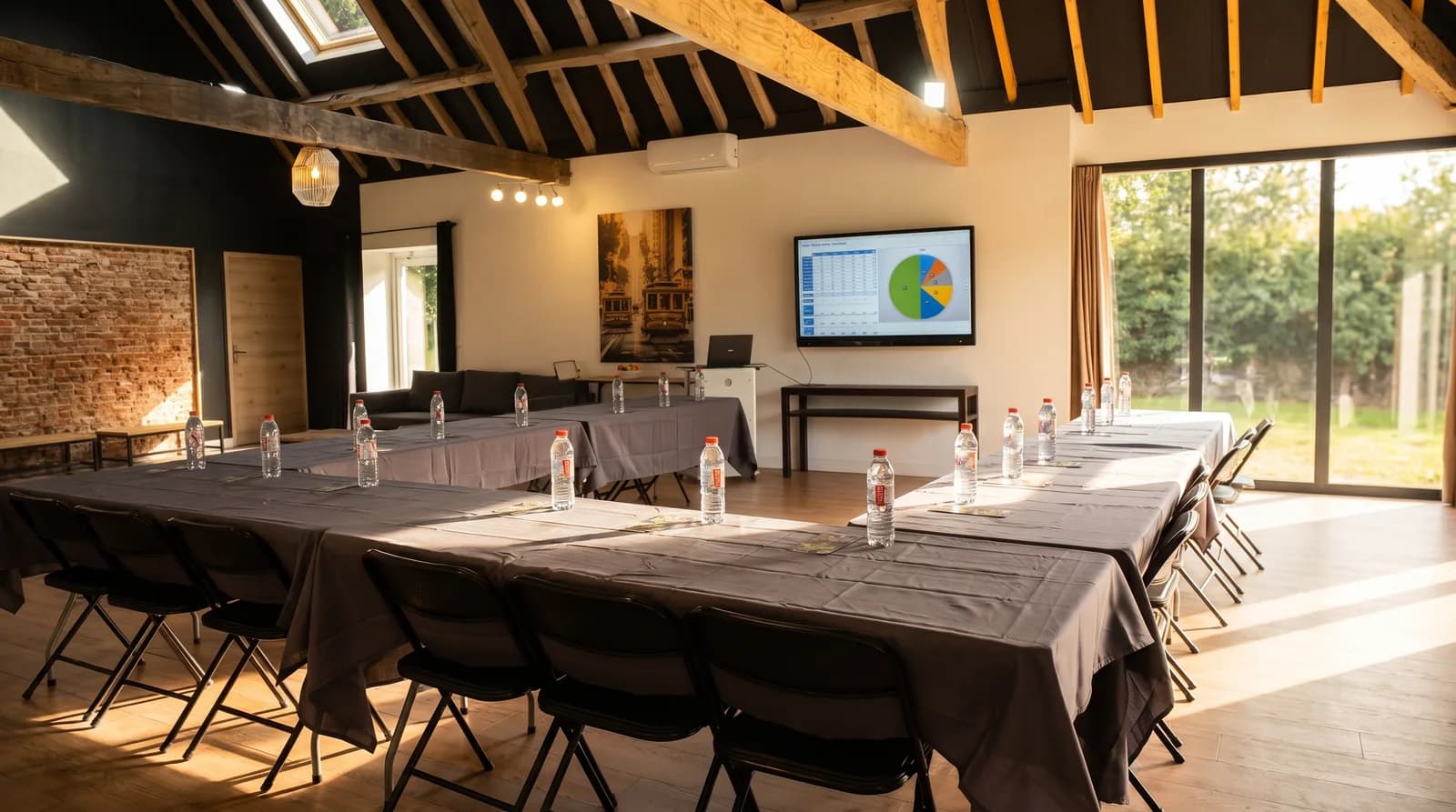 Salle de réunion de Wolphus disposée en U